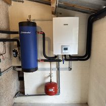 Pompe à chaleur installée sur le mur d'un appentit