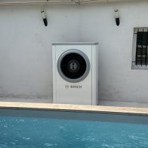 Module extérieur d'une pompe à chaleur en bord de piscine