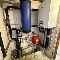Pompe à chaleur installée sur un mur de coin